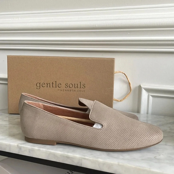 Gentle Souls by Kenneth Cole Women's Eugene 2 Perf Loafer Flat size 6 and size 9 - Picture 1 of 4